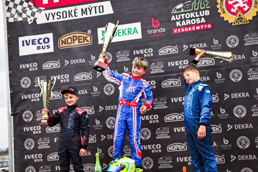 1. závod CKO ve Vysokém Mýtě: výhry, pódium a lekce na mokré trati